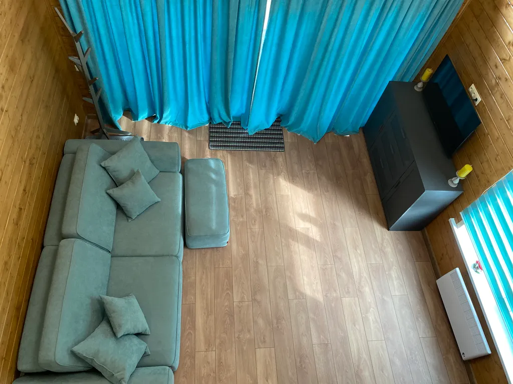 Дом у реки со своим мостком