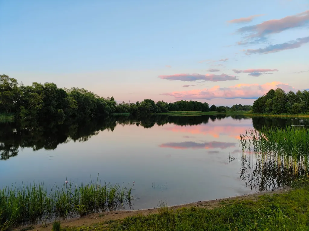 Уютный дом на берегу живописного озера