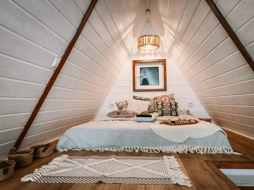 Пpocторный 4-местный А-фрейм с чанoм и банeй нa берегу реки Дубна