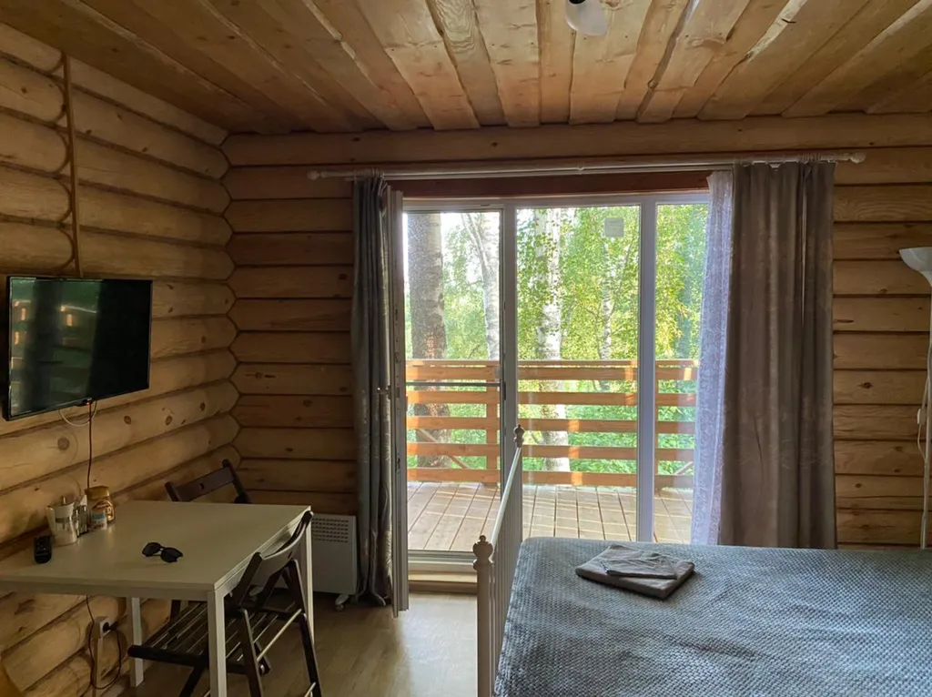 Уютный домик у озера с балконом