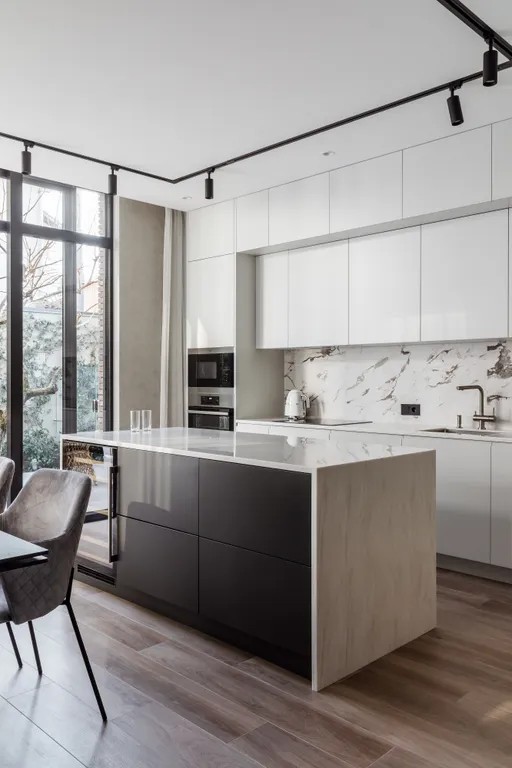 Дизайнерский трёхэтажный дом недалёко от моря