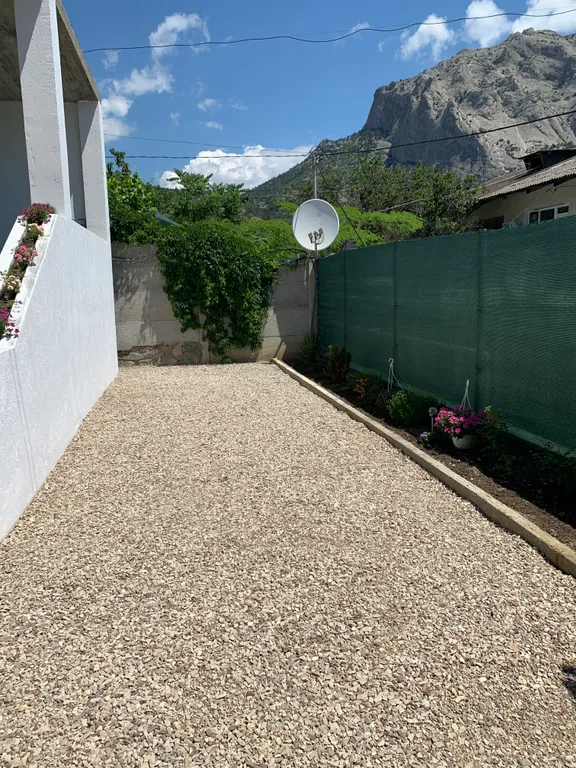 Первый этаж двухэтажного дома, с отдельным входом и общим двором