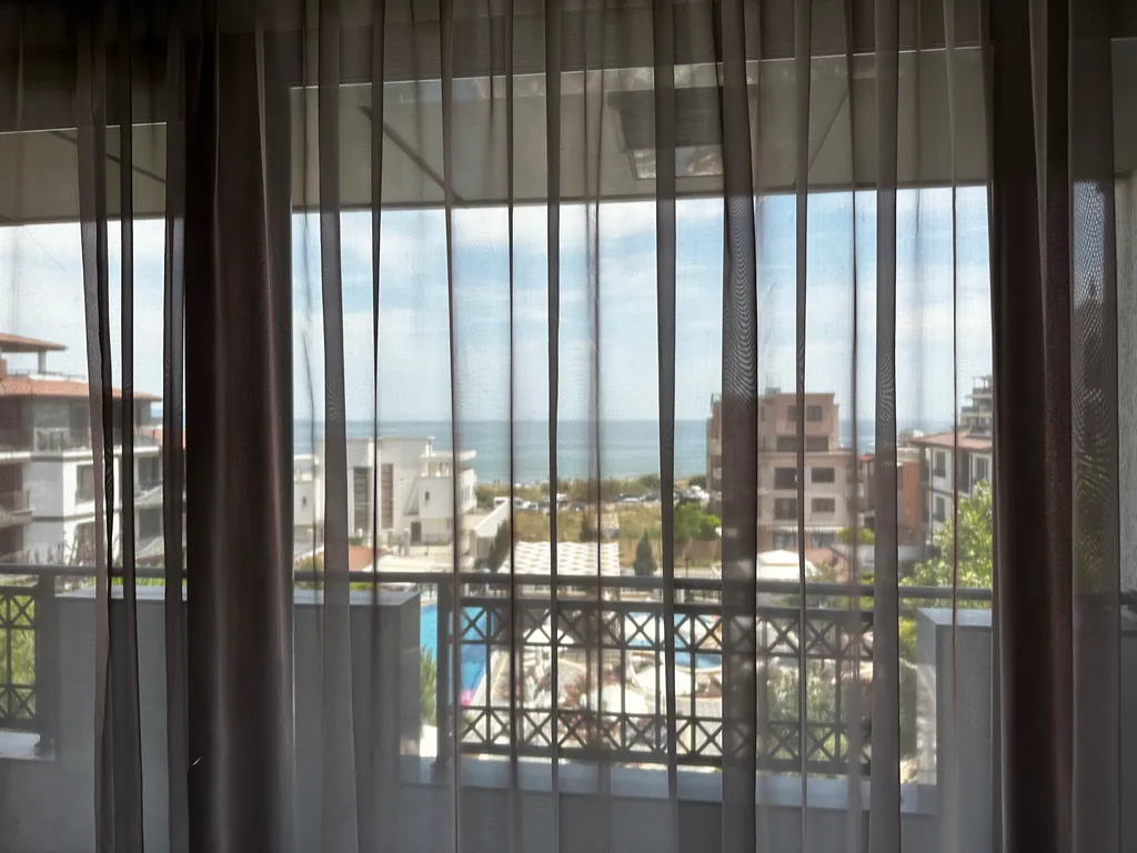 Трёхкомнатная квартира у пляжа, вид на море из всех комнат, два бассейна