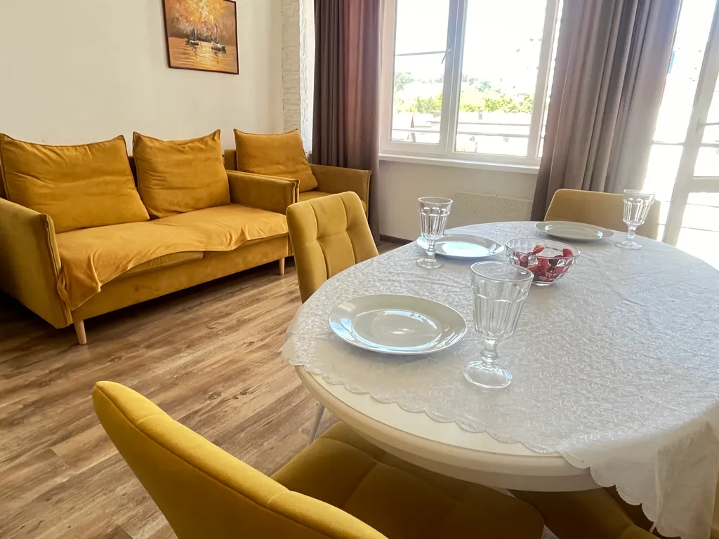 Просторная квартира с балконом — аренда посуточно в Ольгинка