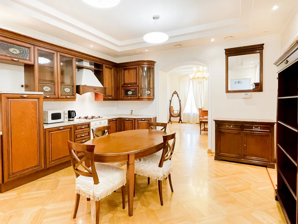 Апартамент люкс с видом на улицу