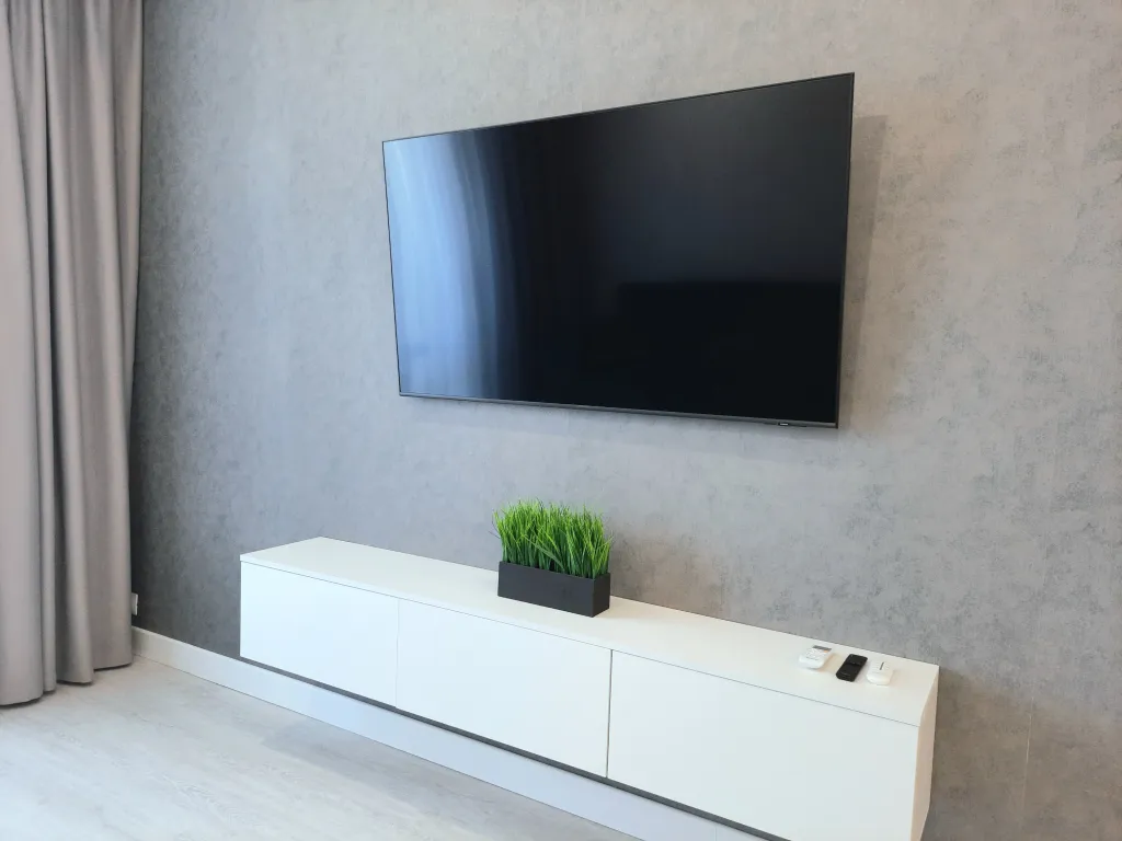 Смотровая квартира с панорамным видом на город с диваном и кроватью