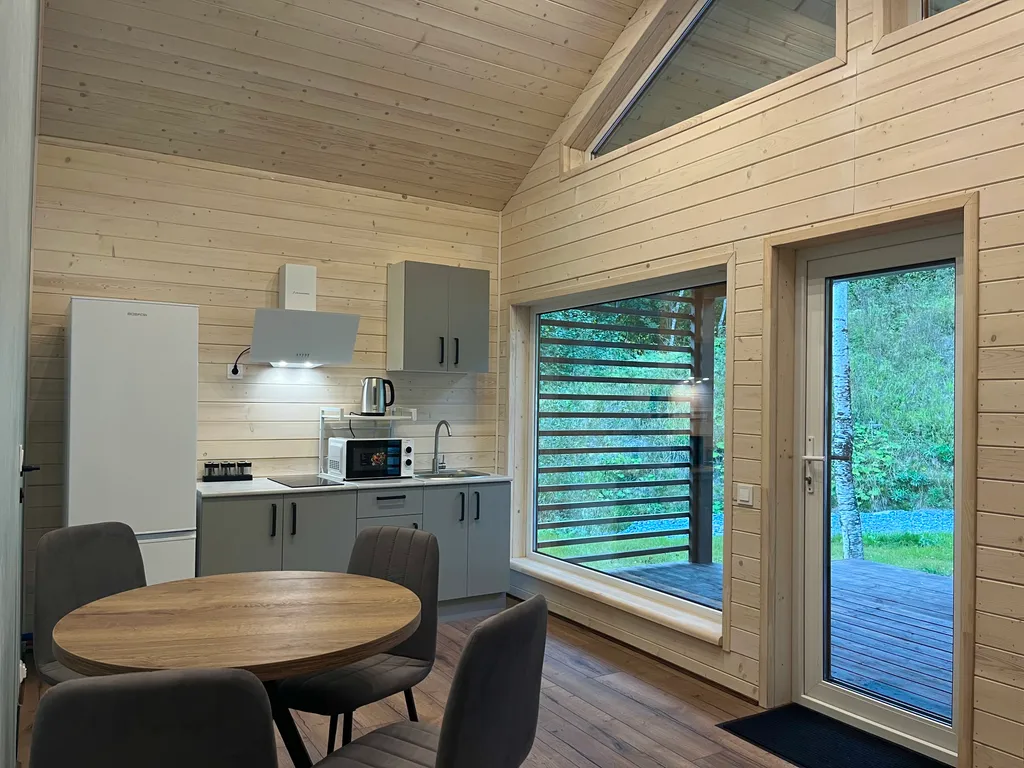 Дом у скалы