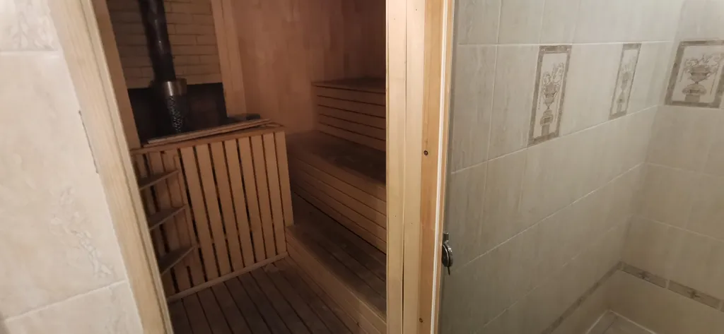 Часть дома на втором этаже с баней и бассейном