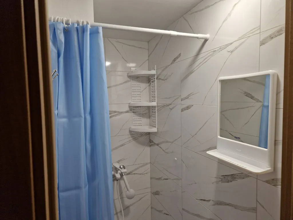 Уютная квартира с кухней, парковкой и морем за окном