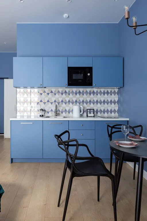 Дизайнерская студия с качелью в центре на набережной