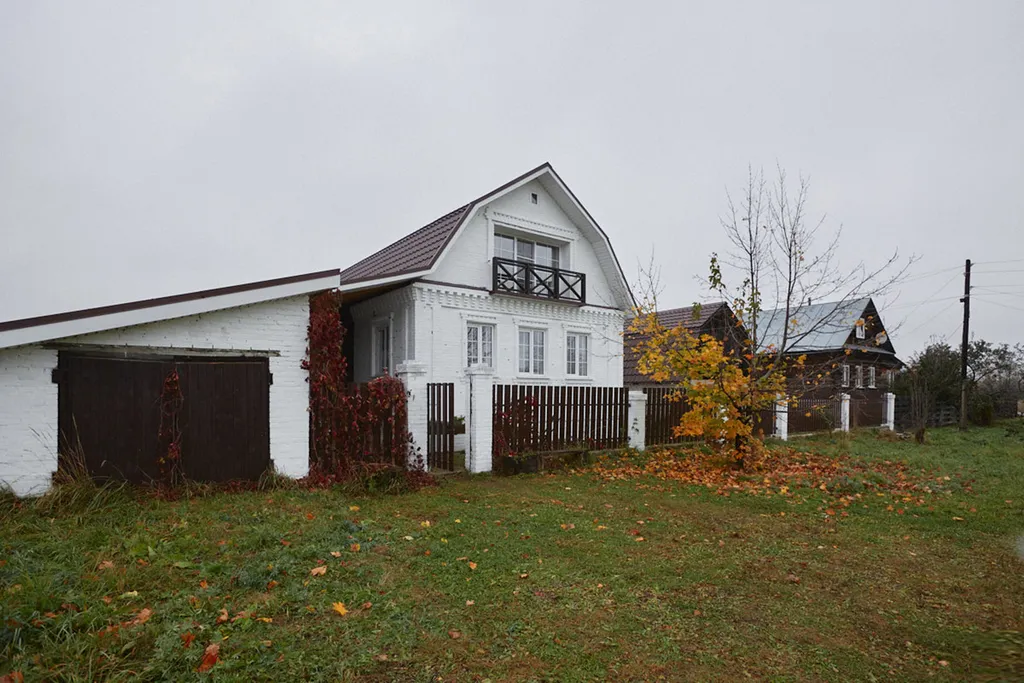 Уютный светлый дом в окружении природы