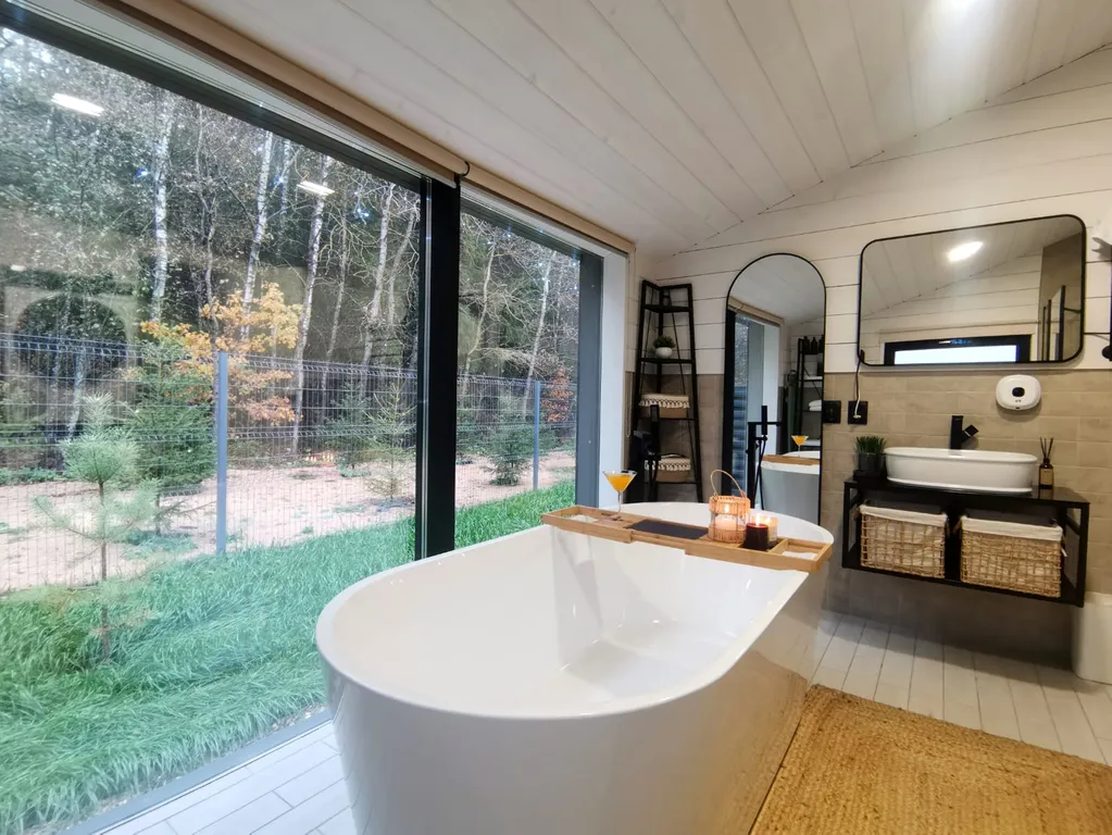 Панорамный дом в окружении леса на берегу водохранилища