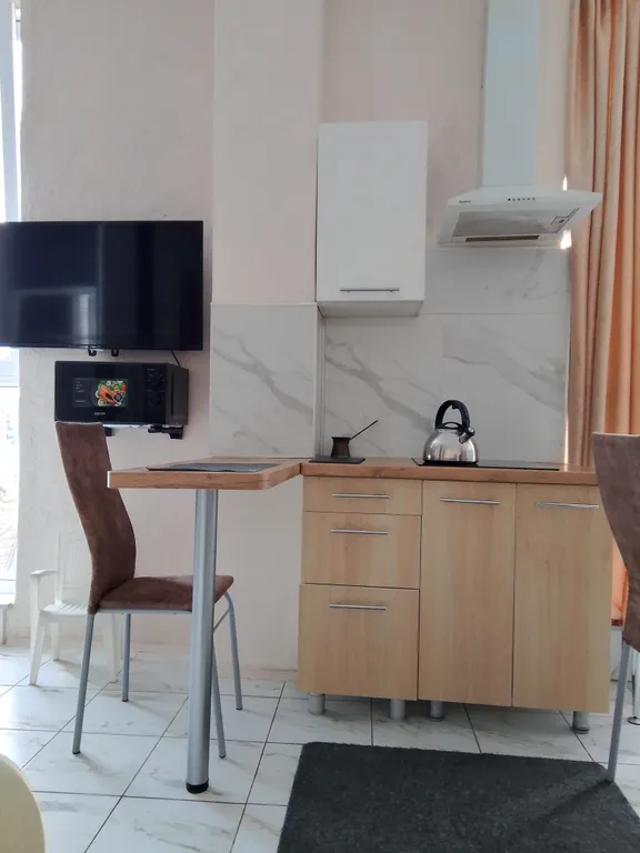 Студия с отдельно выделенной спальней, в шаговой доступности до моря