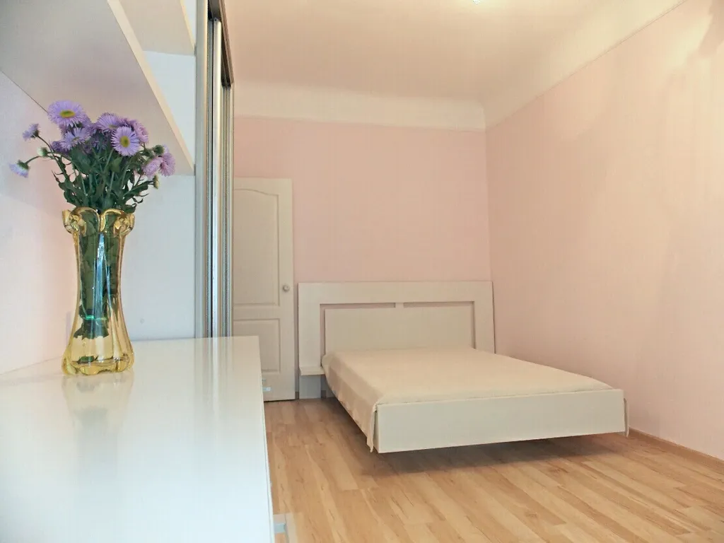 Уютная двухкомнатная квартира в центре со своим гаражем.