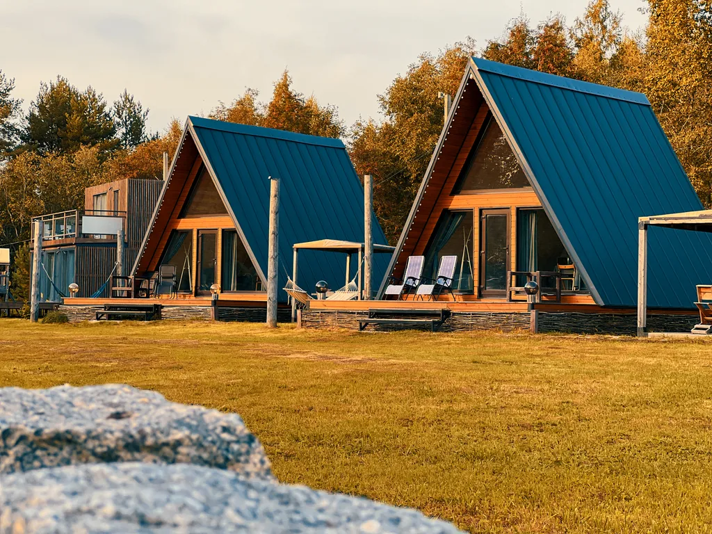 Треугольный коттедж на берегу реки Лава