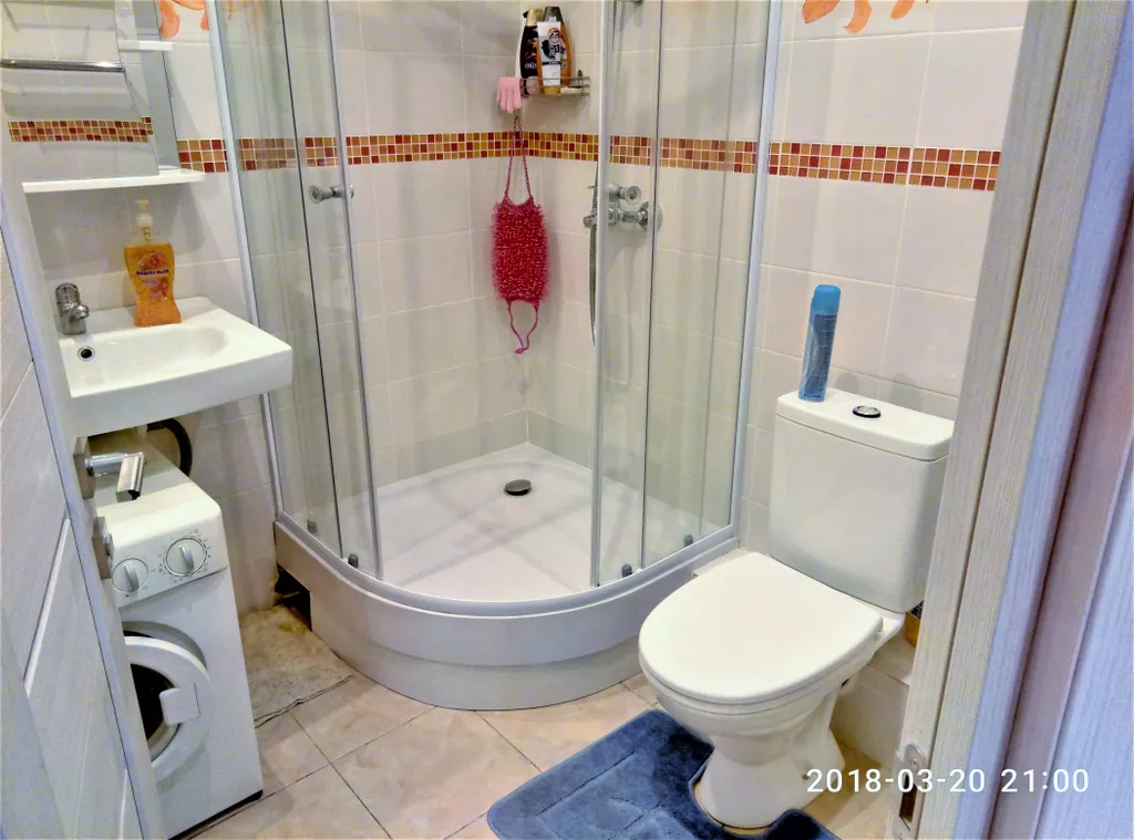 Уютная студия Мегаполис с большими окнами и плотными шторами