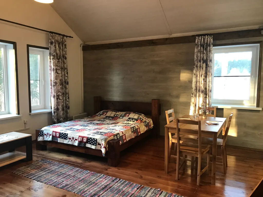 Загородный дом в лесу вблизи залива