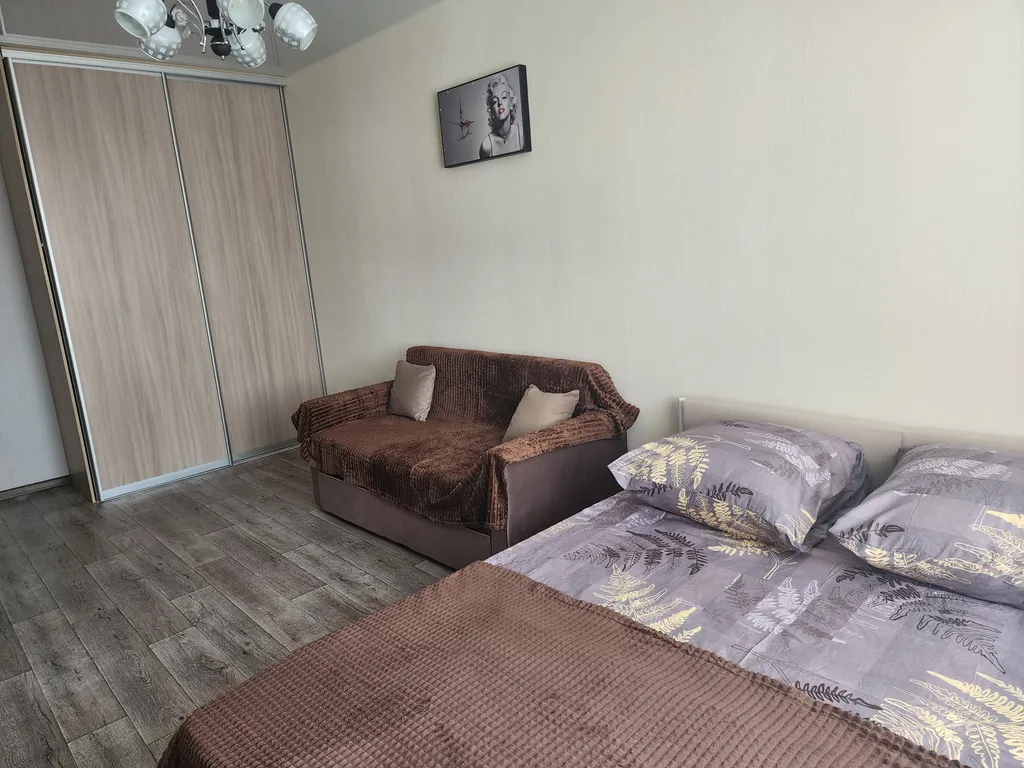 Уютная однокомнатная квартира с видом на озеро рядом с вокзалом