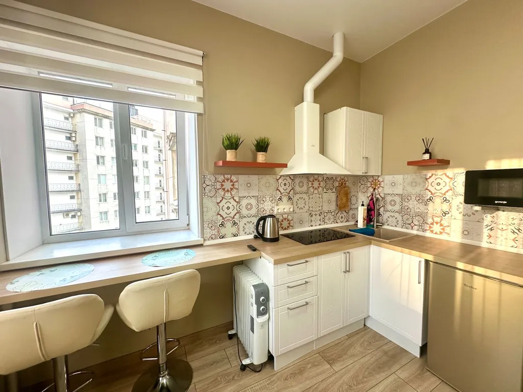 Апартамент с двумя окнами в топовой локации рядом с морем