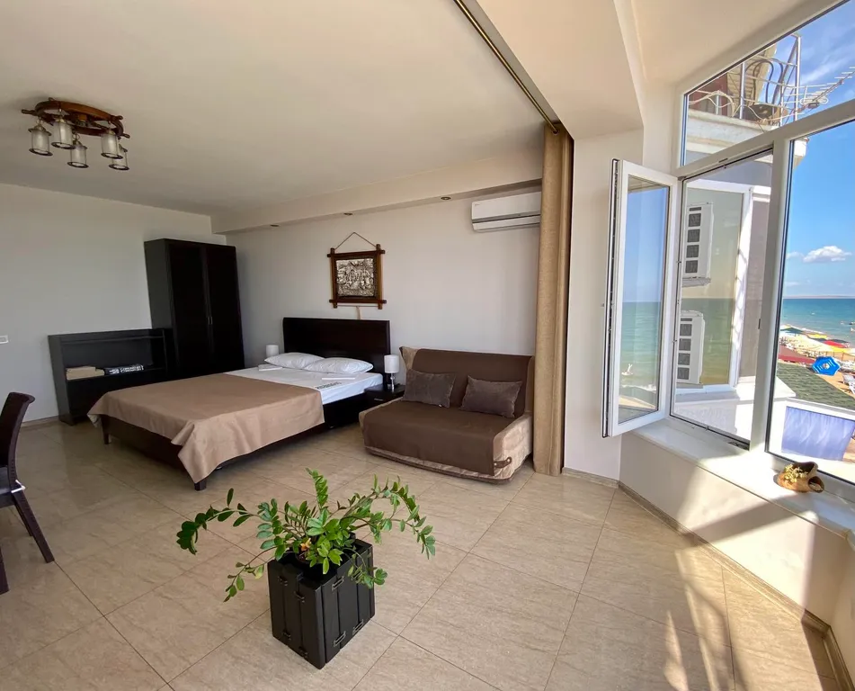 Эллинг на берегу моря