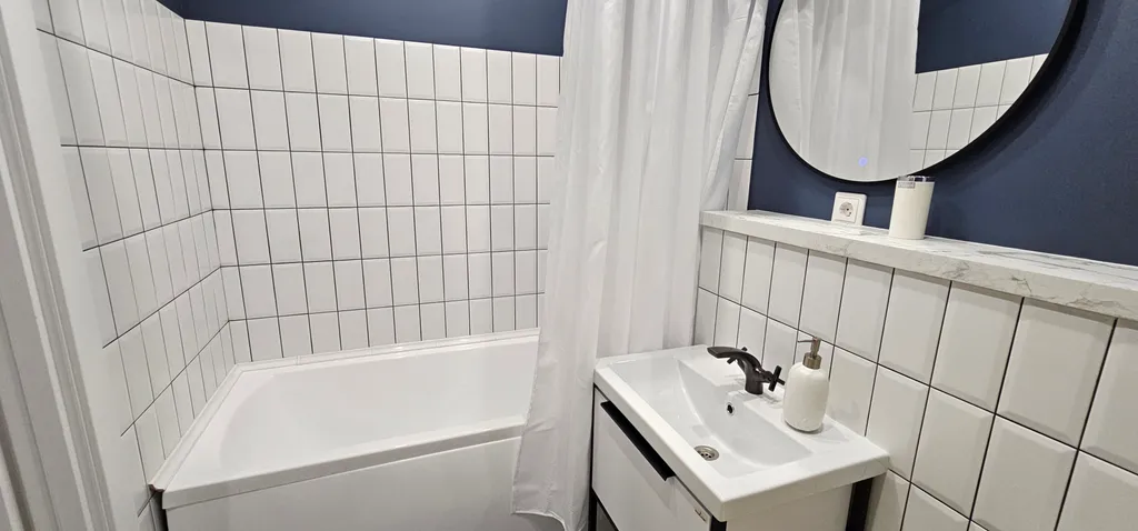 Современная студия с видом на лес