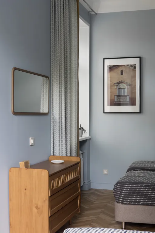 Яркая сталинка с балконом и видом на бульвар