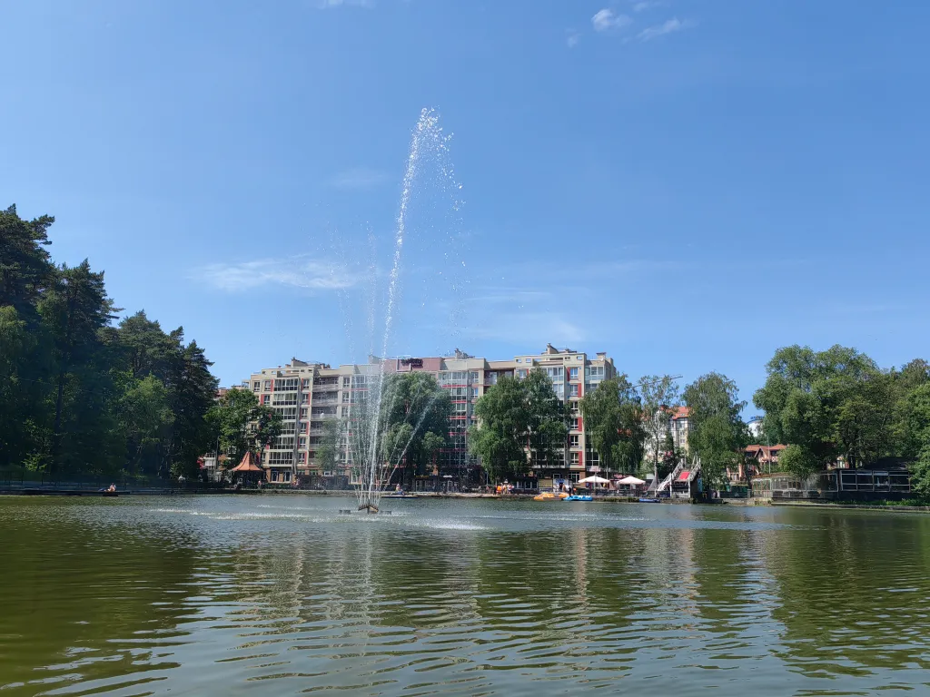 Апартаменты в курортном центре города с видом на озеро