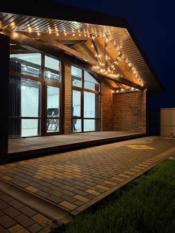 Уютный дом на берегу реки