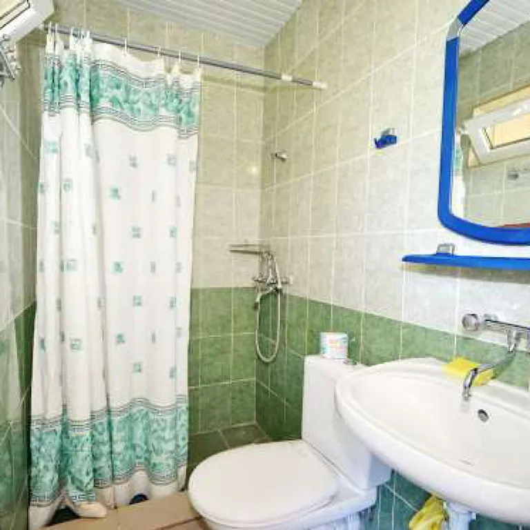 Трехместная комната с телевизором и холодильником в частном доме