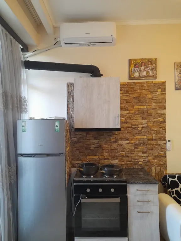 Уютная квартира у моря с видом с балкона на достопримечательности, ели и город