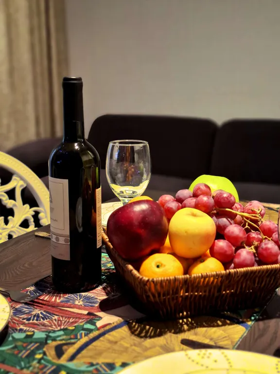 Трёхкомнатная квартира в центре Тбилиси с балконом, вид во двор