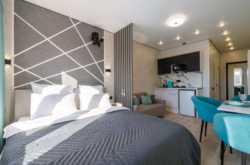 Уютная кино-студия с проектором и большой ванной