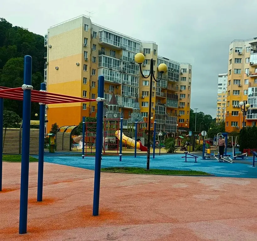 Живи у озера в лесу, отдыхай у моря
