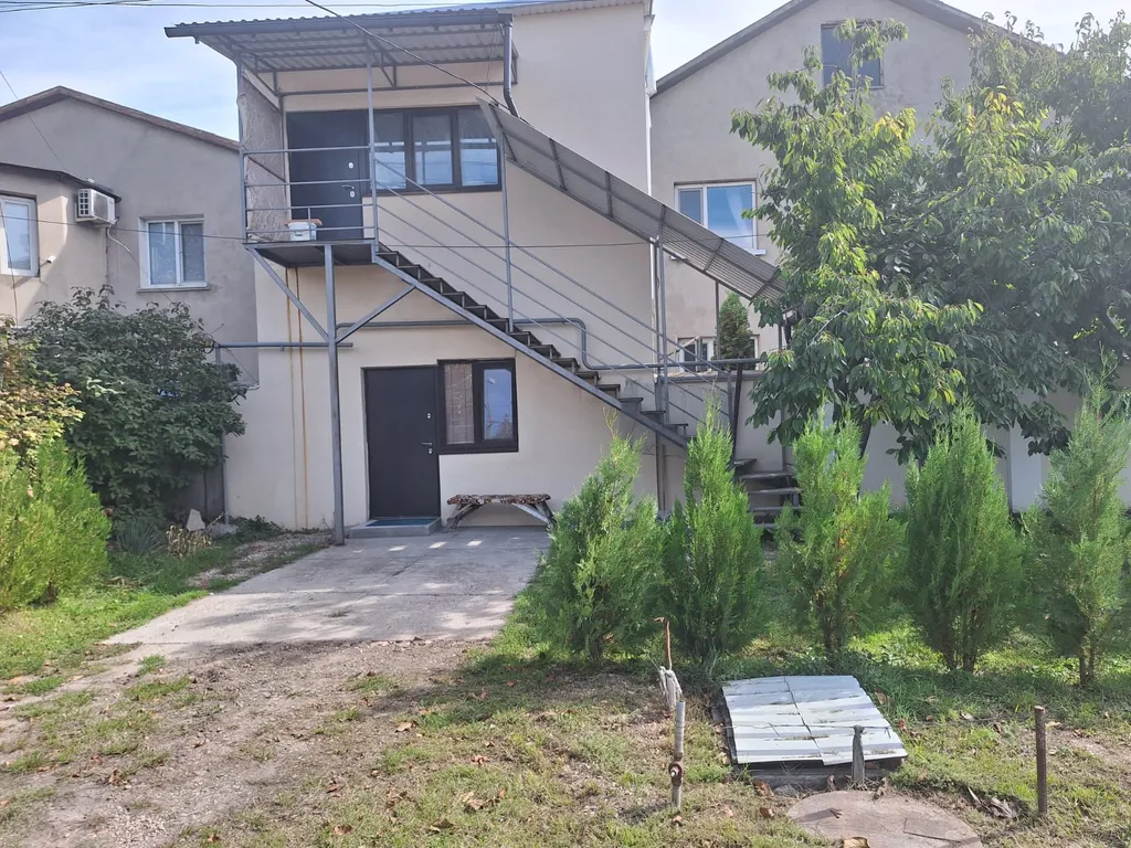 Квартира 2-комнатная возле ТЦ со своим двориком — аренда посуточно в Симферополь