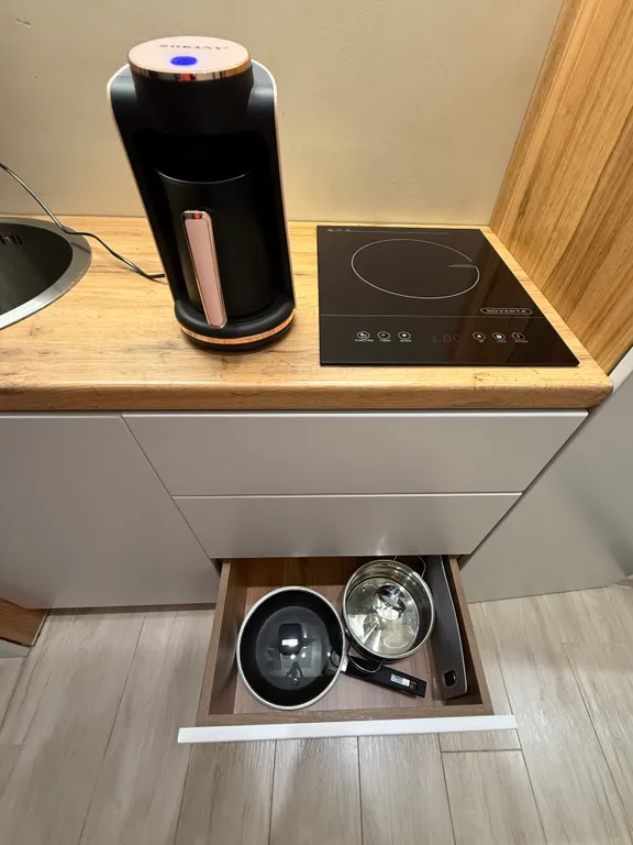 Квартира-студия с кипарисами за окном