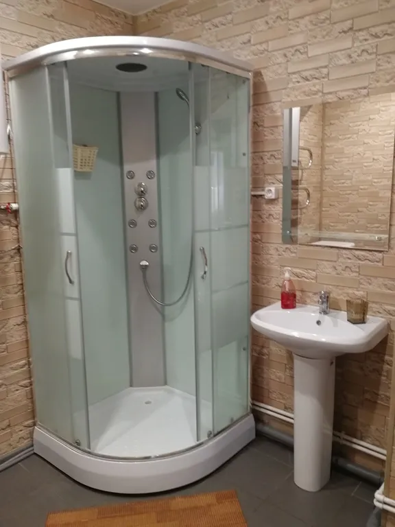 Уютная комната с двуспальной кроватью