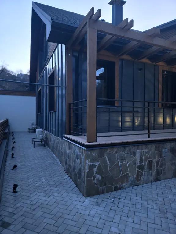 Дом в Кисловодске с авторскими интерьерами на стыке курорта и природы