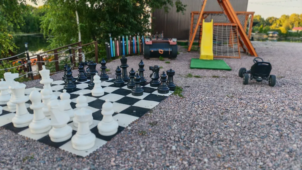 Дома и бани на берегу озера