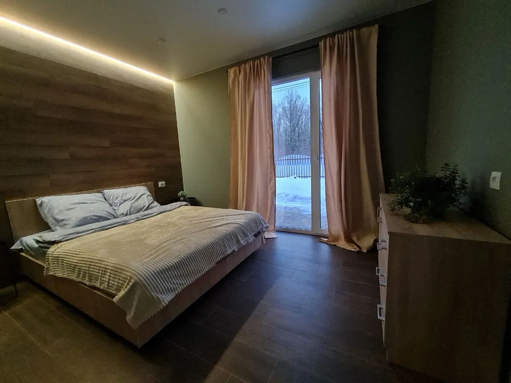 Уютный загородный дом с панорамным окнами