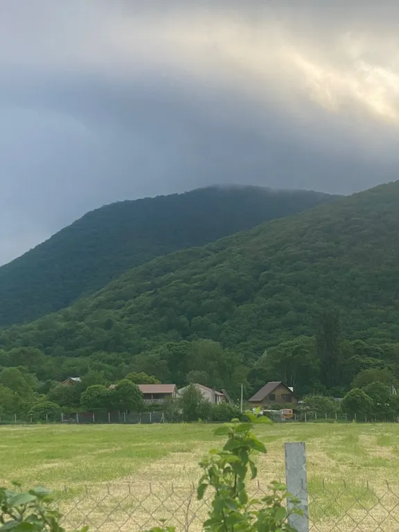 Глэмпинг Берег Леса рядом с горной рекой у леса, вблизи Чёрного моря