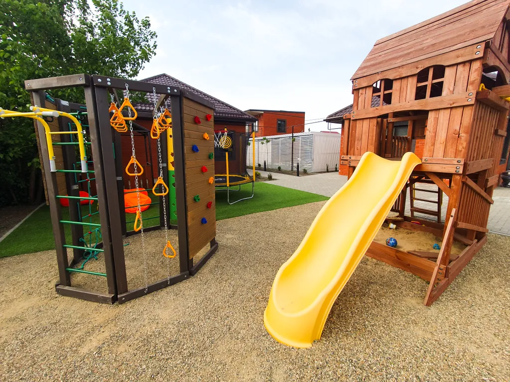 Отдельный дом с благоустроенным двором возле азовского моря