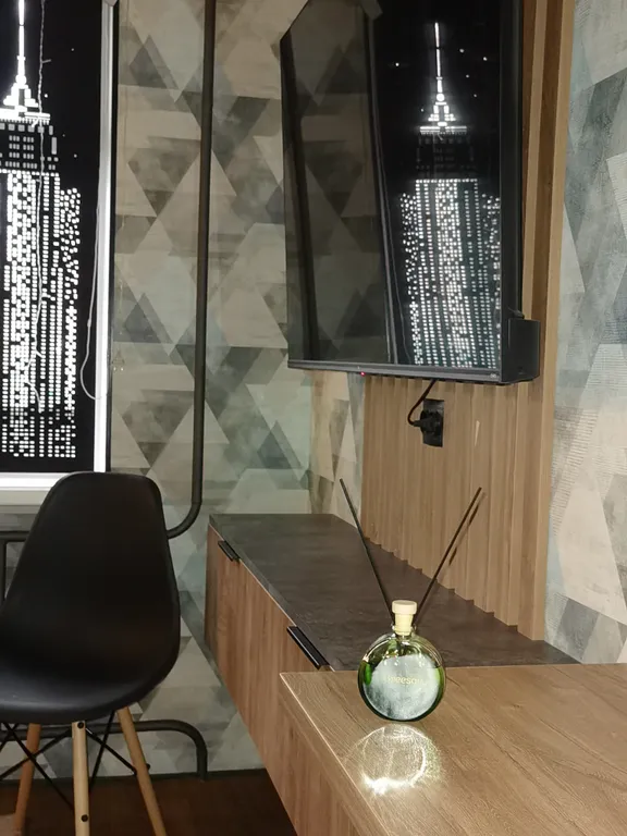 Тёмная, стильная, наполненная интимом и уютом студия в стиле лофт