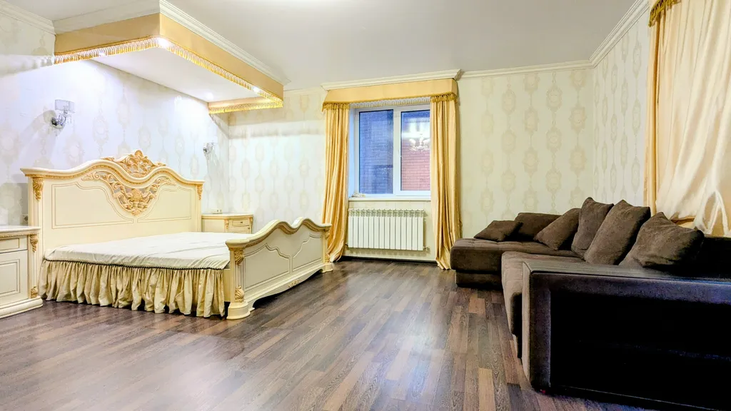 Дом с большой и крытой беседкой и с сауной