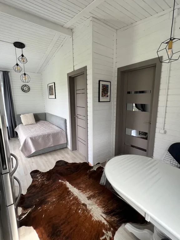 Новый уютный дом с отдельной территорией в центре города.