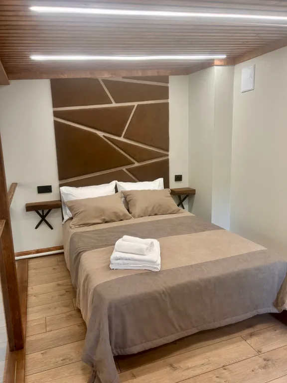 Двухуровневую квартира с авторским ремонтом в самом центре курорта