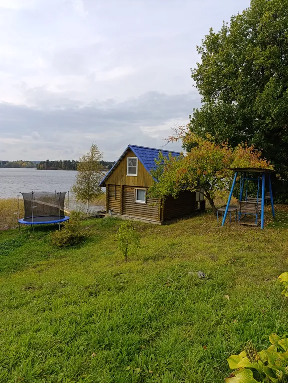 Домик на берегу озера