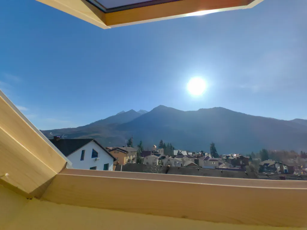 Светлая студия на мансардном этаже с видом на горы