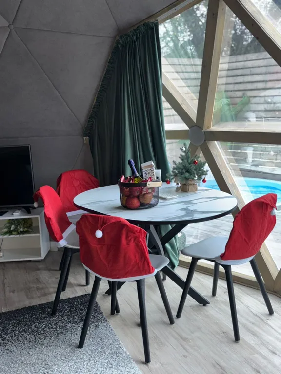 Уютная сфера на побережье