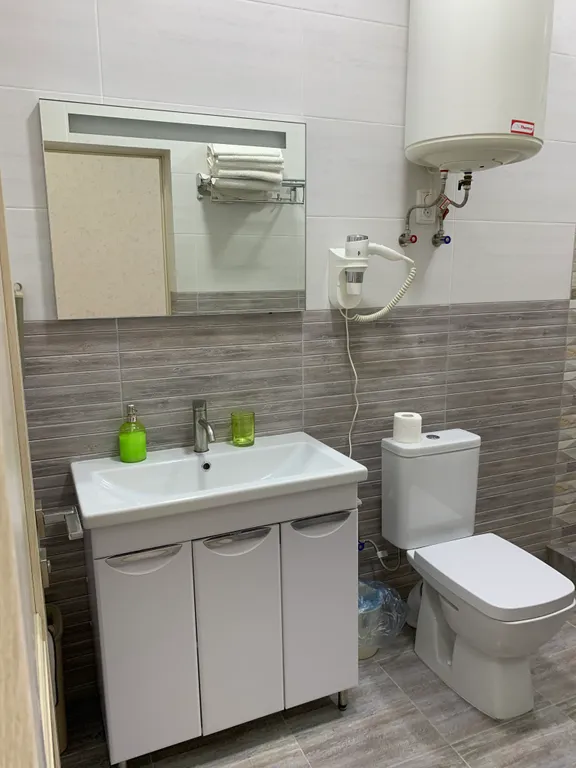 Первый этаж двухэтажного дома, с отдельным входом и общим двором