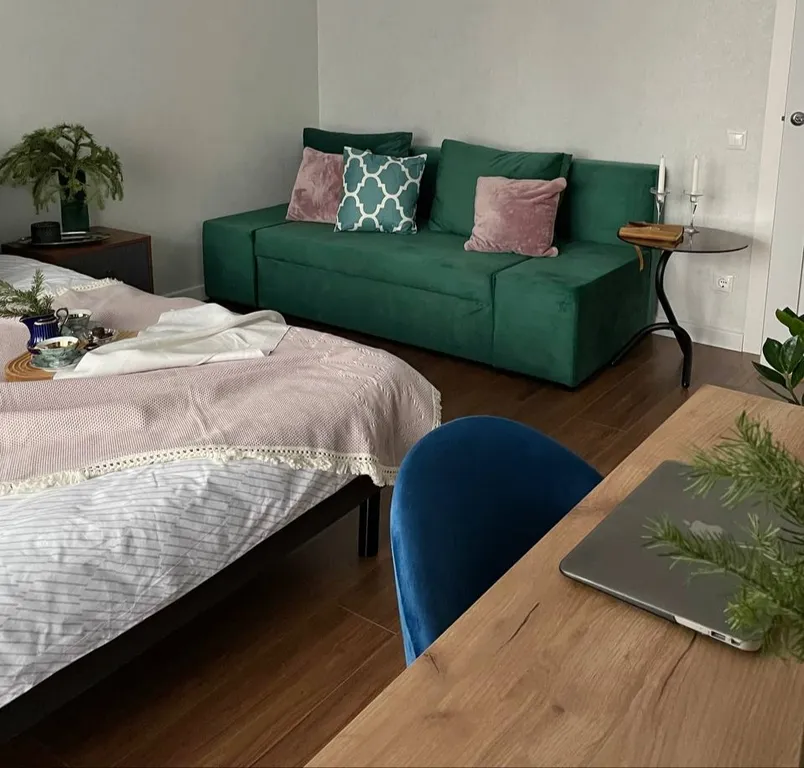 Стильная квартира с синей кухней